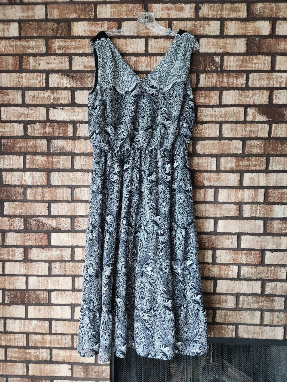 Perceptions Black and White Paisley Elastic Waist V-neck sleeveless Dress 14W